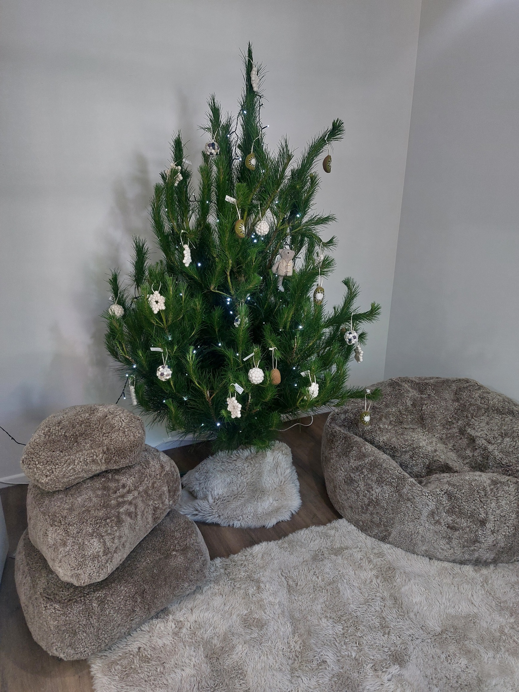 Wilson and Dorset Suzie Q Christmas Tree Pine Stone Set Wool