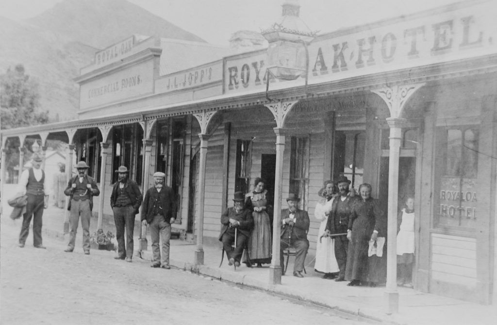 EL2903 Jopp and others in front of the Royal Oak c.1890